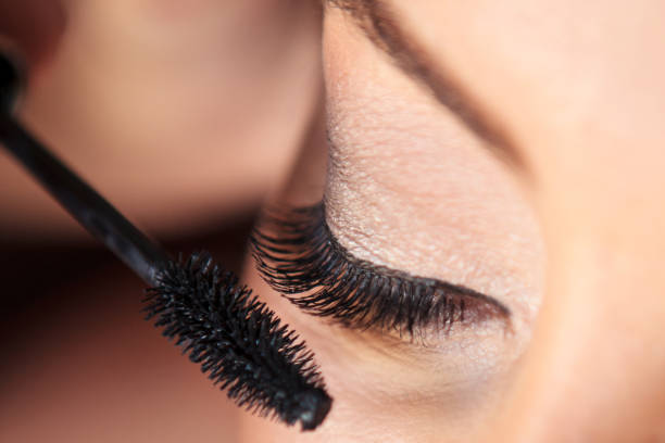 Make-up application, mascara, beauty care.